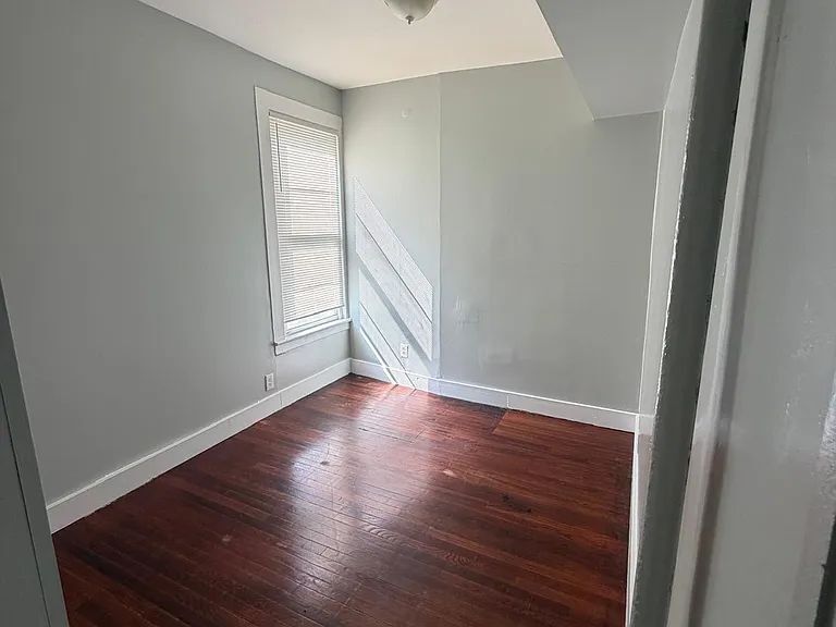 Building Photo - 611 Elm St