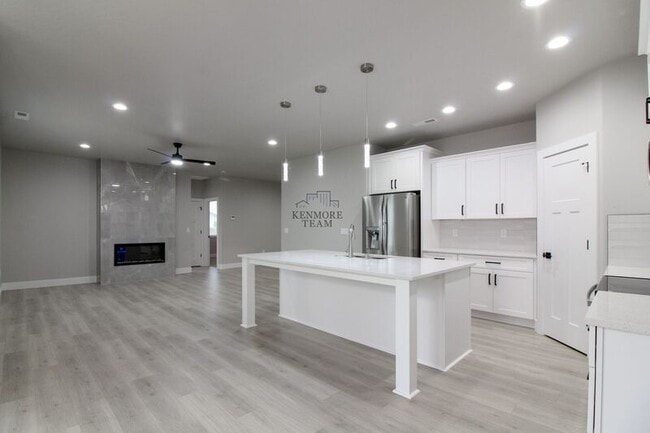 Building Photo - 716 N Rd 42