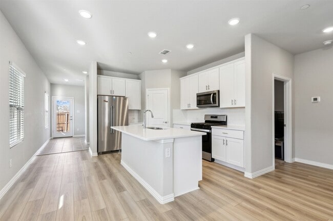 Building Photo - 208 Olympus St