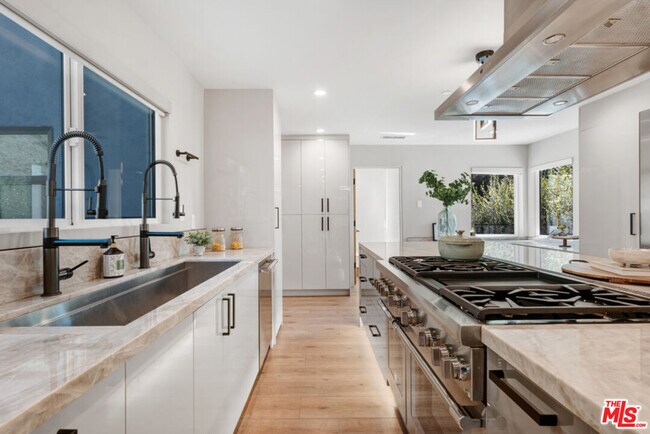 Building Photo - 7966 Mulholland Dr