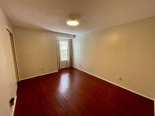 Building Photo - 6040 Grelot Rd