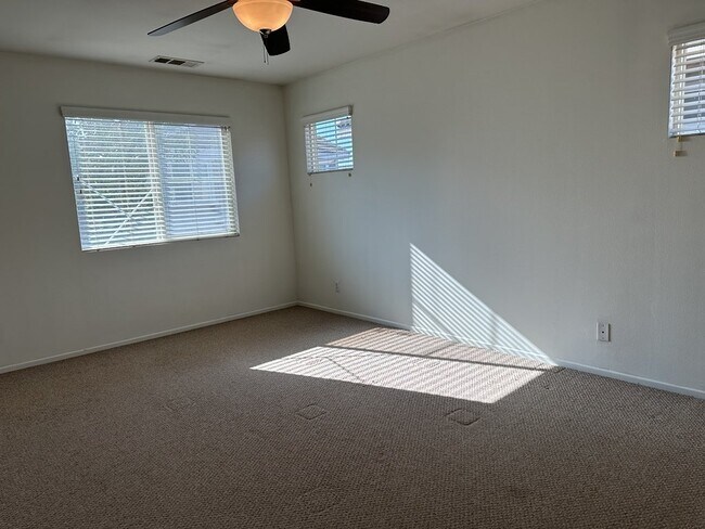 Building Photo - "Charming 3-Bedroom Riverside Retreat with 2.5 Baths – 1598 Sq Ft of Comfort on Winterberry Drive!"