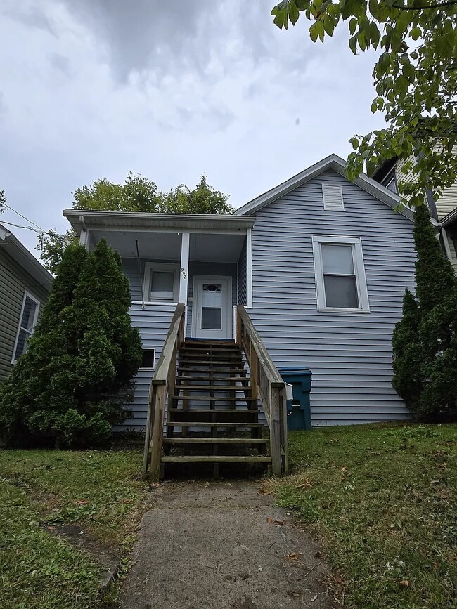 Building Photo - 992 W Pike St