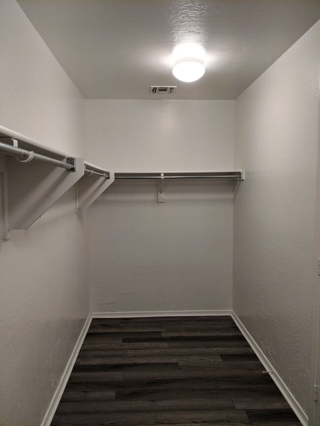 Building Photo - 4 Bedroom Home Near W Southern Ave and S 7...