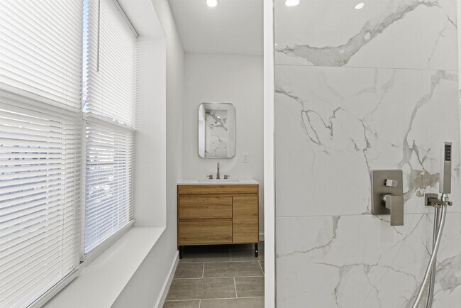 Building Photo - 419 5th St