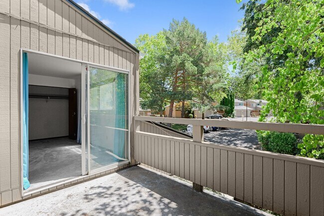 Building Photo - 2 Bedroom, 1.5 Bathroom Townhome-Style Condo in Tanasbrook, Near Tanasbourne!