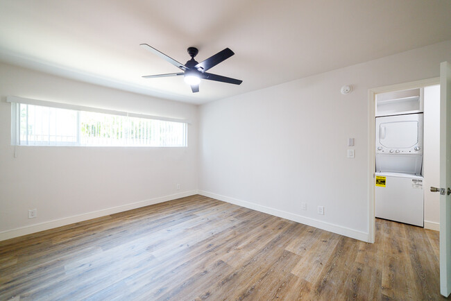 Building Photo - Shiny and NEW! Newly Reno'd 940 Sqft 2 Bed...