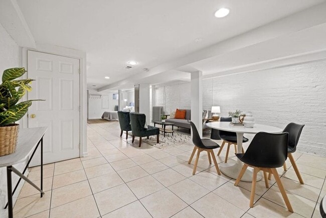 Building Photo - Gorgeous, Spacious 4BR with Updated Kitche...