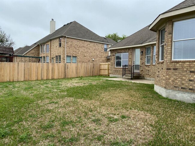 Building Photo - 302 Las Colinas Dr