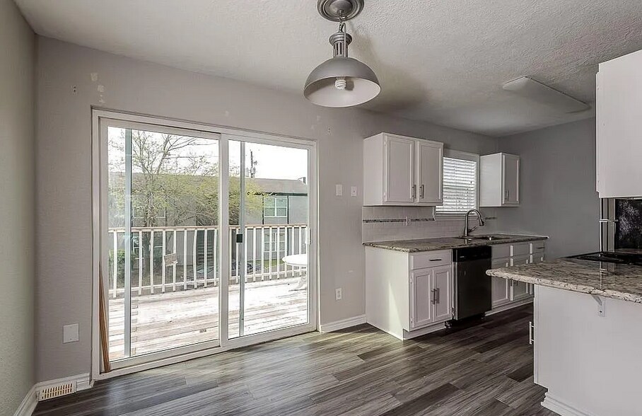 Building Photo - 804 Oran Cir