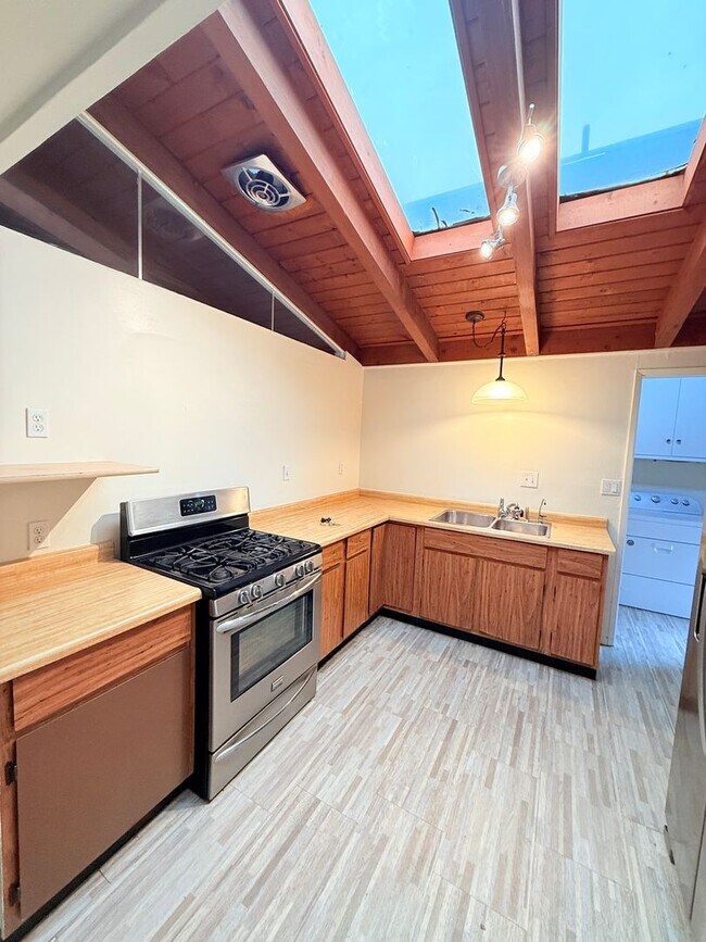 Building Photo - 401 N Lupine St