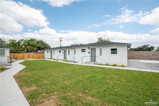 Building Photo - 17 Redwood Ave