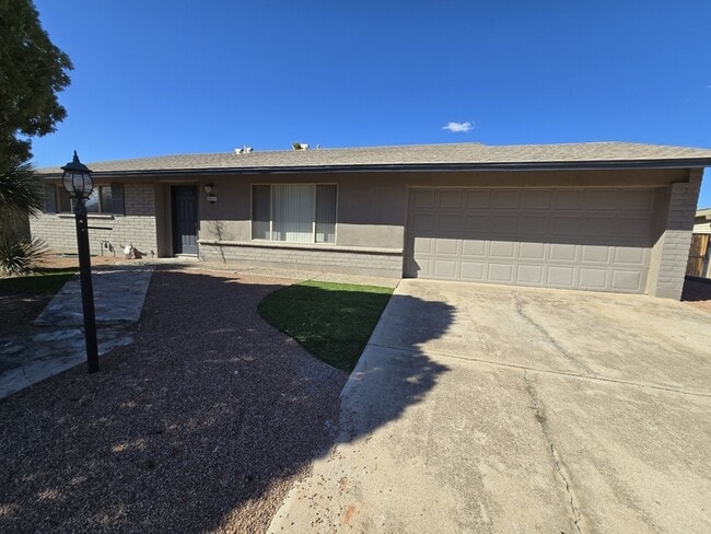 Building Photo - 8615 E Bellevue Pl