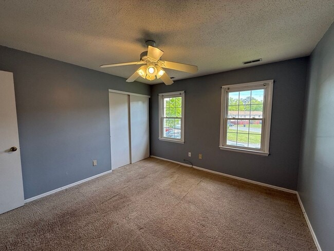 Building Photo - Nice 2 bedroom,  1.5 bath townhouse