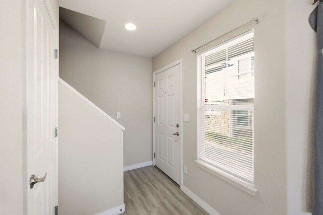 Building Photo - "Spacious 3-Bedroom Haven with 2.5 Baths in Aurora – 1,860 Sq Ft of Comfort and Style!"