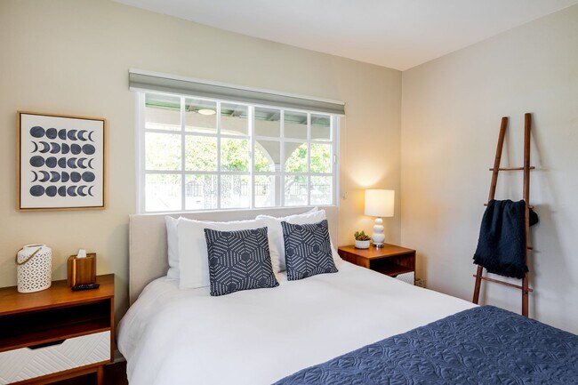 Building Photo - Movie Colony Oasis - Peaceful, Walk to Downtown (Monthly Only - No Long Term)