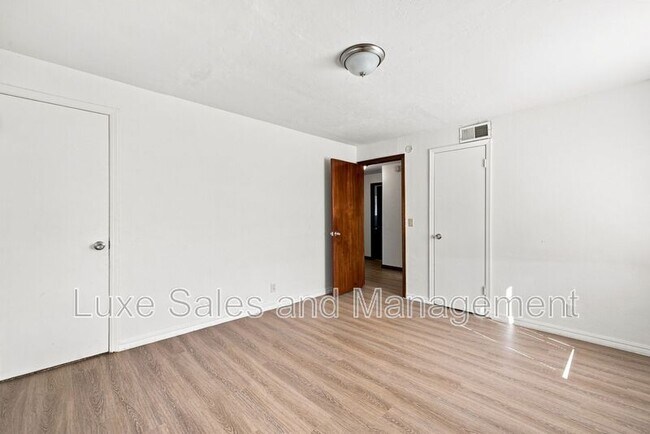 Building Photo - 700 NE 81st St