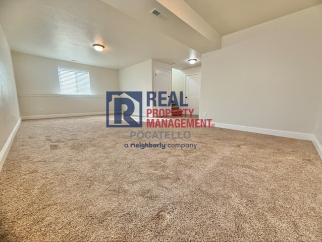 Building Photo - Beautiful 4 bed 3 bath home - 2 car garage...