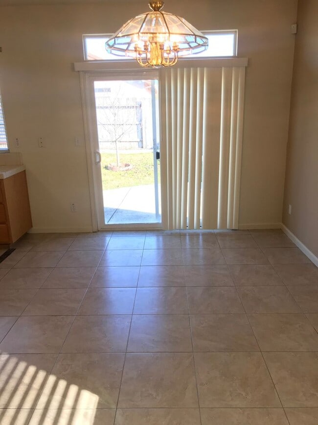Building Photo - Updated 3bed/2bath home in Churchhill Downs