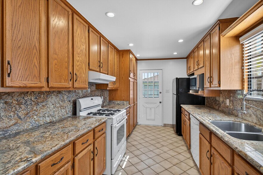 Building Photo - 15202 Florwood Ave