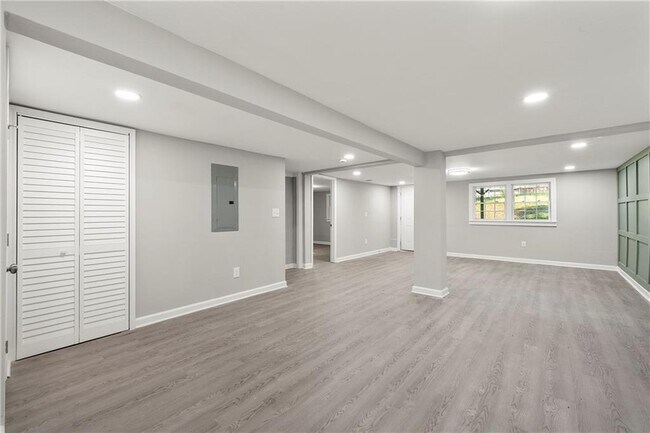 Building Photo - 5901 Ridge Dr SE