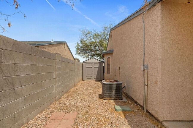 Building Photo - Nice Rita Ranch Home - Vail School District