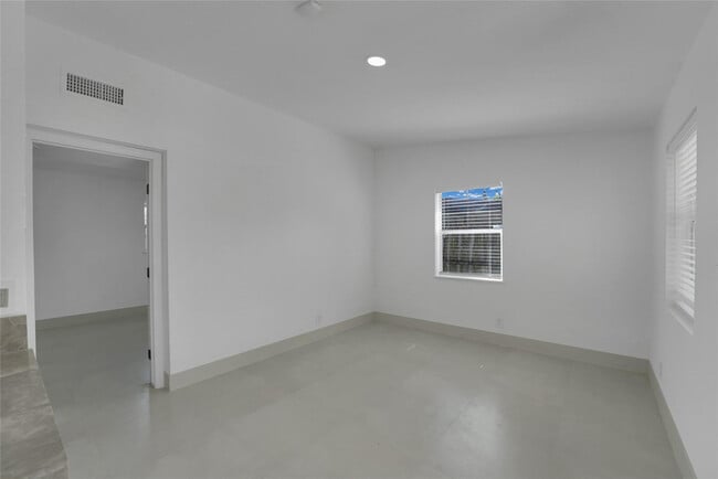Building Photo - 812 NE 4th Ave