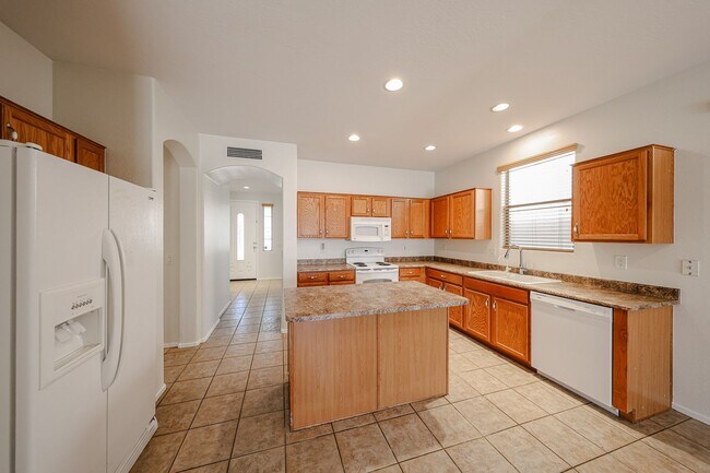 Building Photo - Charming 4 Bed 2 bath 2 Car Garage Home in...