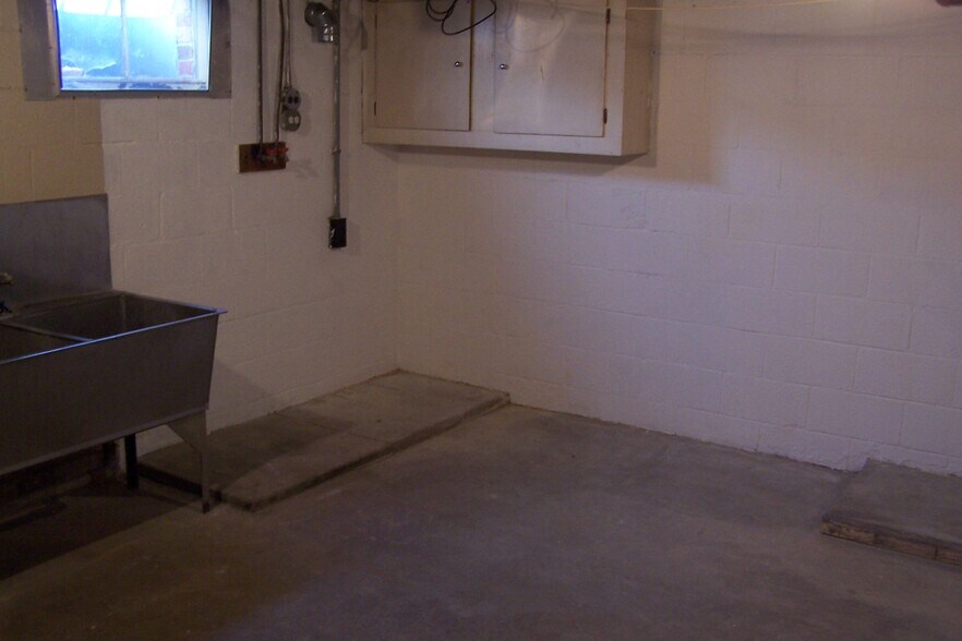 Laundry room - 17 Grasmere Ave