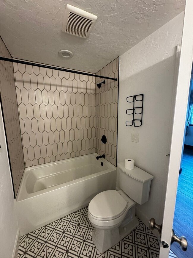 Building Photo - Spacious 3 Bedroom Home in South Eugene – Churchill Area