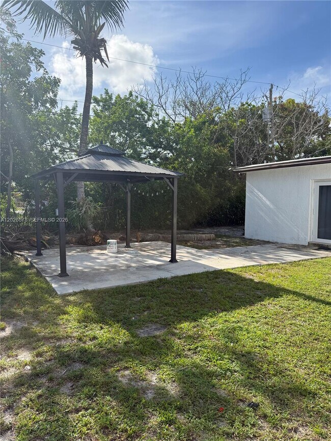 Building Photo - 1816 NW 25th Ter