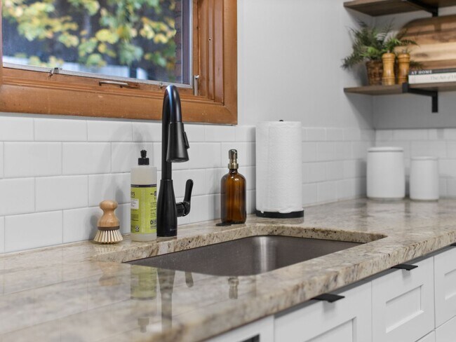 Building Photo - Manito House