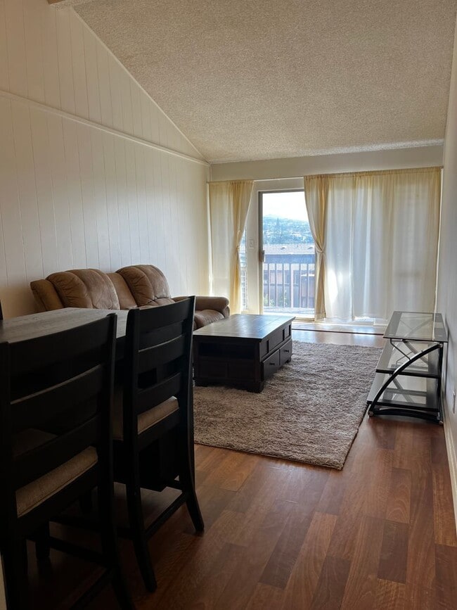Building Photo - Spacious 3-Bedroom, 2-Bath Townhouse in Gr...