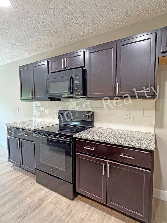 Building Photo - Stunning 3 Bedroom / 2 Bath Home in Nixa A...