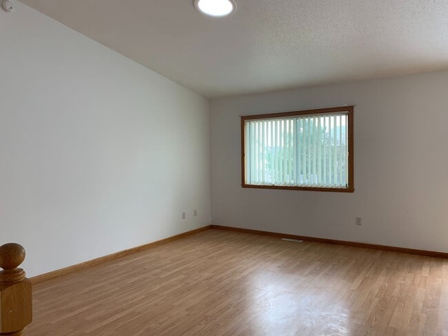 Building Photo - 3 Bedroom Twinhome