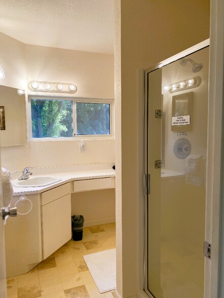 Building Photo - 1042 Easum Dr