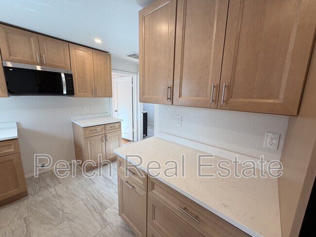 Building Photo - 105 S Kendall St