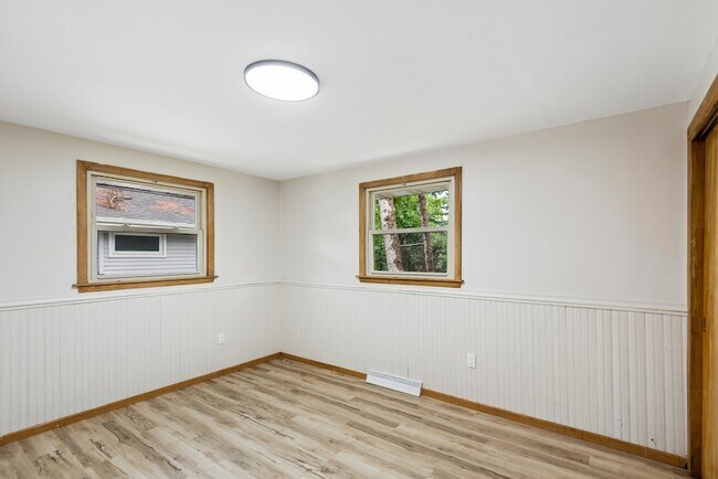Building Photo - 1819 Elmwood Dr