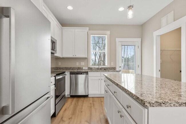 Building Photo - MUST SEE! 2 Bed / 2 Bath End Unit in Raleigh