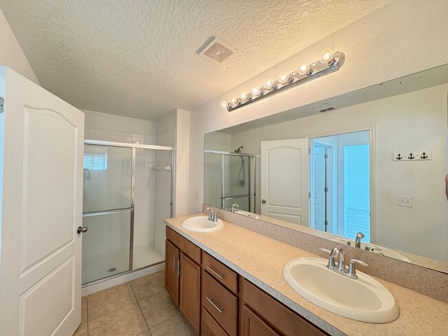 Building Photo - Great Townhome Close to Winter Garden vill...