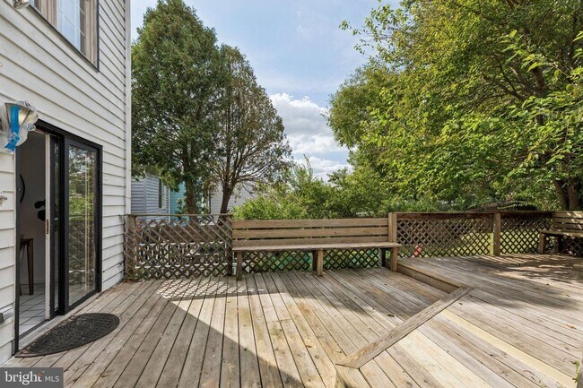 Building Photo - Great Townhouse w/ 2 Bedrooms, 1.5 Baths, ...