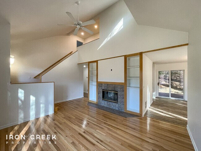 Building Photo - Beautiful 3-Bed/3.5-Bath Home in Gated Fai...