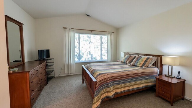 Building Photo - Bothell / Woodinville 2 Bedroom Townhome with Den and AIR-CONDITIONING