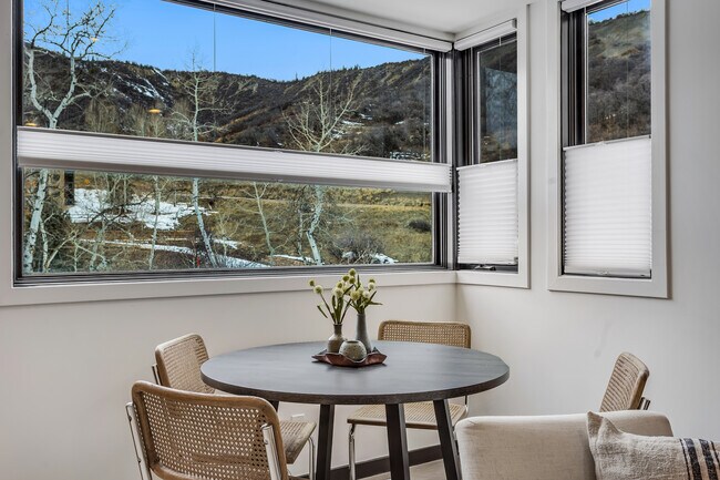 Building Photo - 135 Carriage Way