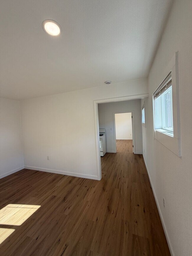 Building Photo - 2.2 Miles to Oregon Tech and Sky Lakes Medical Center! Freshly renovated 1bdrm that includes ELEC...