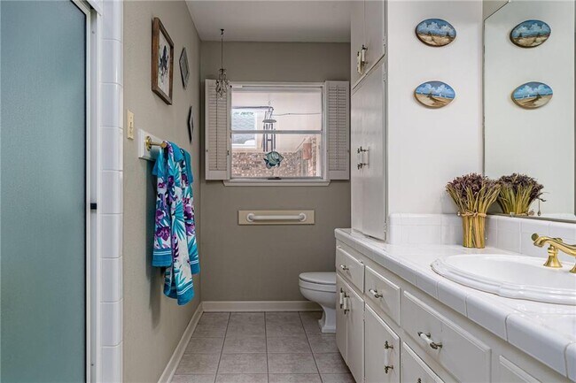 Building Photo - 337 Poenisch Dr