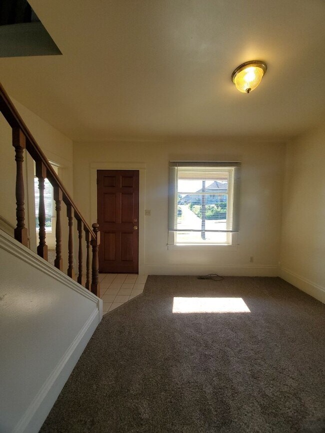 Building Photo - 6 bedroom, 3 bath near Downtown Bellingham!