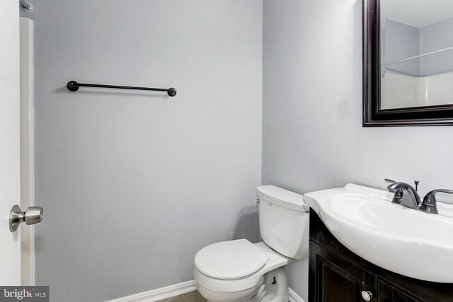 Building Photo - Spacious single family home with full basement