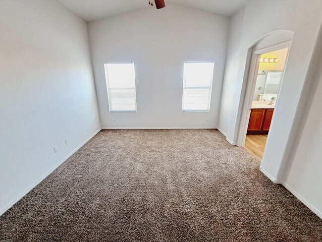 Building Photo - 3 bed 2 bath home in Huning Ranch. Great Yard!