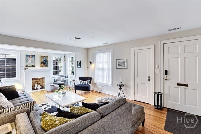 Building Photo - 725 E 53rd St